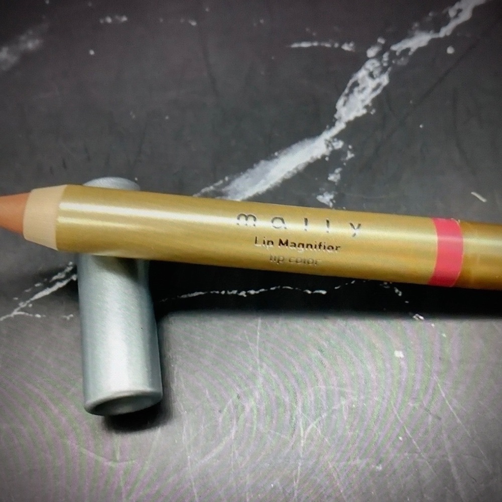 Mally Lip Magnifier Lip Color Punch  New in Box